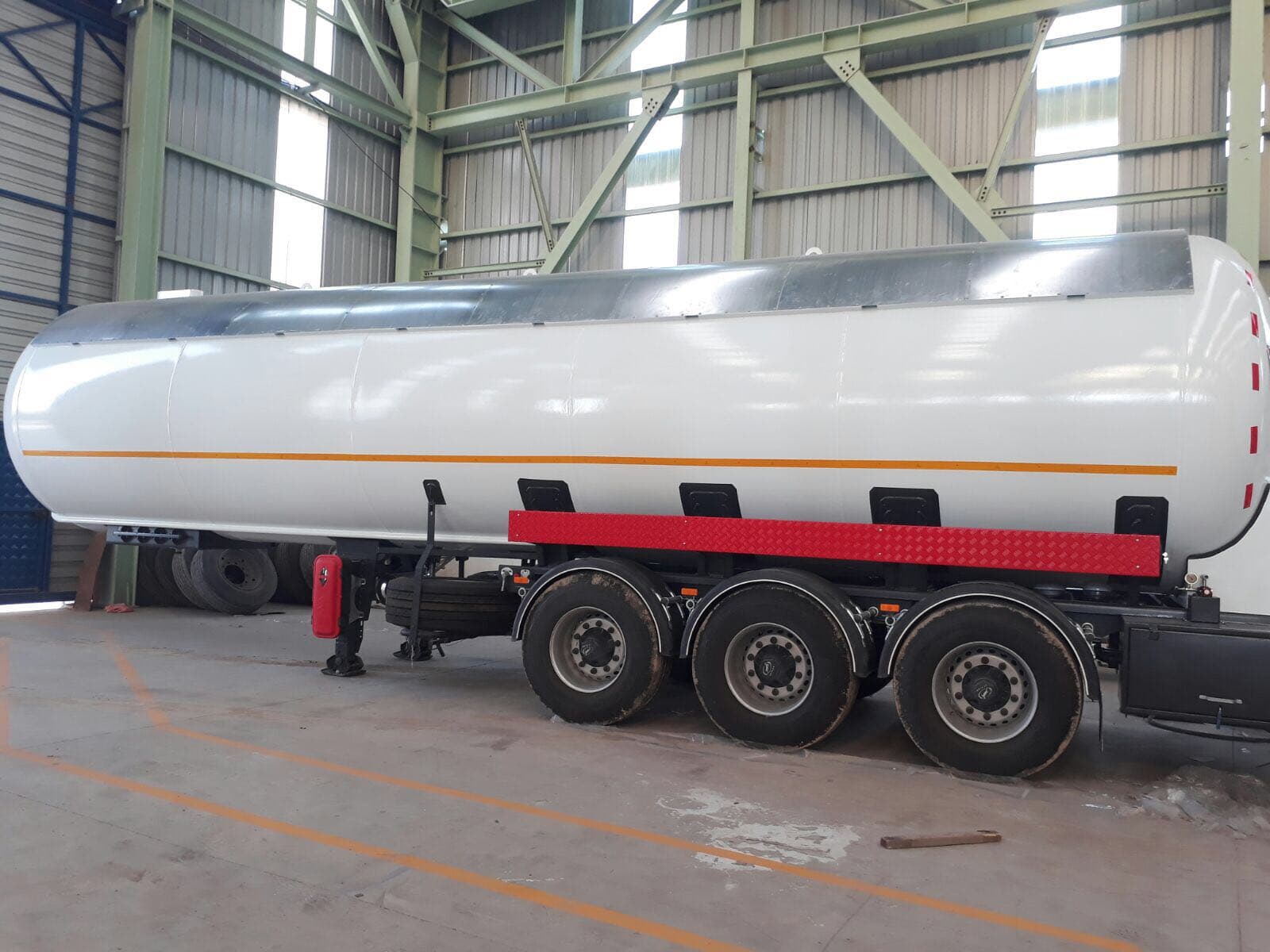 شاحنة نقل الغاز البترولي المسال