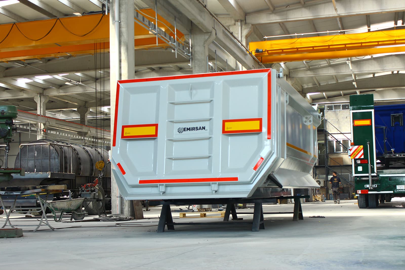 صندوق تفريغ علوي للشاحنة (جسم صلب)