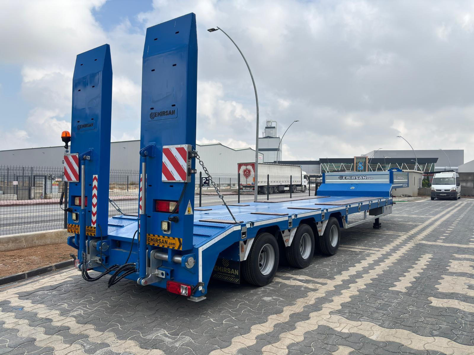 Трёхосный низкорамный полуприцеп, подготовленный к экспорту в Европу